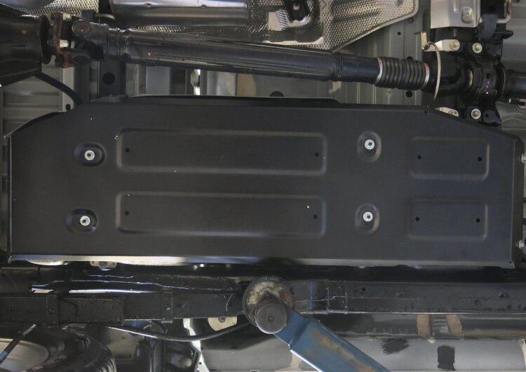 Защита топливного бака Rival для Toyota Hilux VIII рестайлинг 4WD 2018-2020 2020-н.в., сталь 1.8 мм, с крепежом, штампованная, 111.9505.1