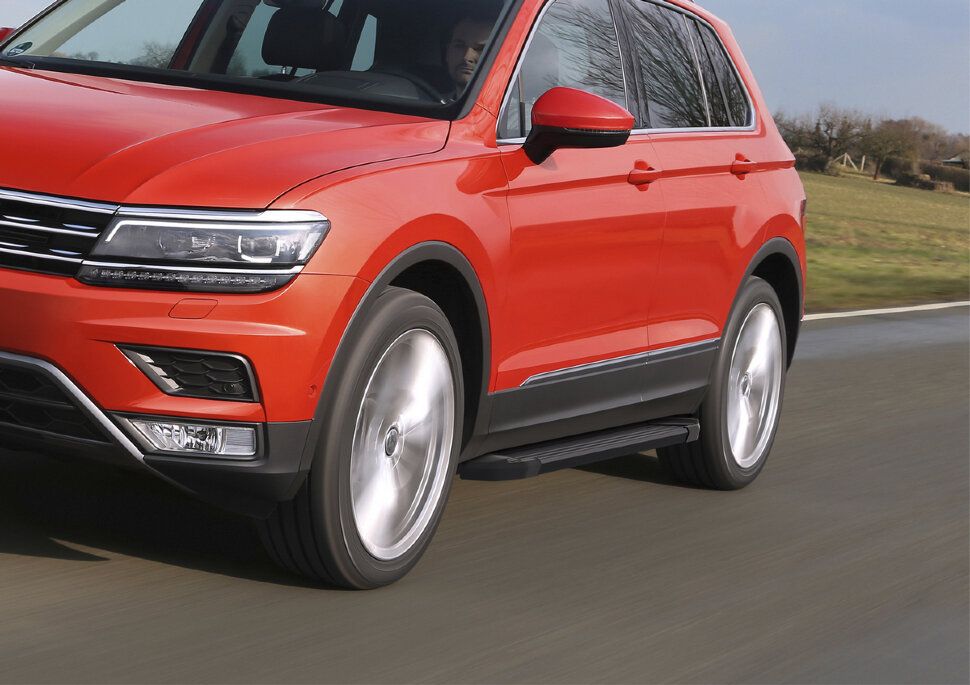 Пороги площадки (подножки) "Black" Rival для Volkswagen Tiguan II 2016-2020 2020-н.в., 173 см, 2 шт., алюминий, F173ALB.5802.4 с доставкой по всей России