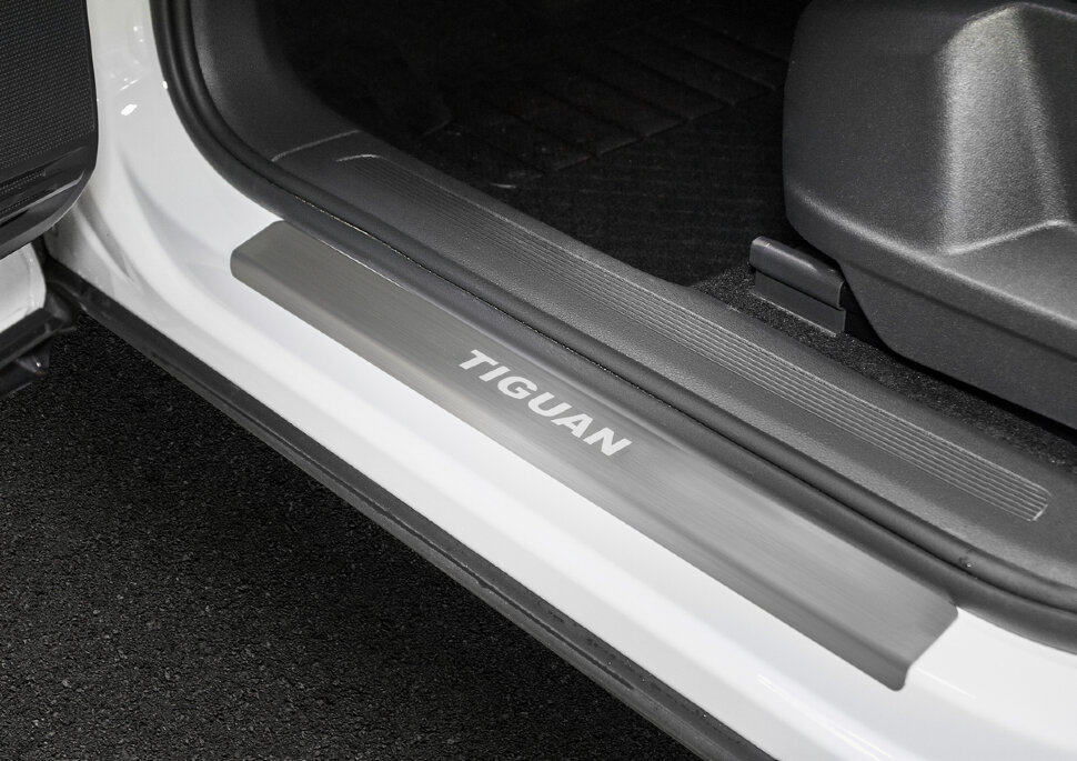 Накладки на пороги Rival для Volkswagen Tiguan II 2016-2020 2020-н.в., нерж. сталь, с надписью, 4 шт., NP.5807.3 с доставкой по всей России