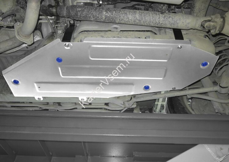 Защита топливного бака Rival для Toyota Land Cruiser 200 рестайлинг 2012-2021, штампованная, алюминий 4 мм, с крепежом, 333.9515.1