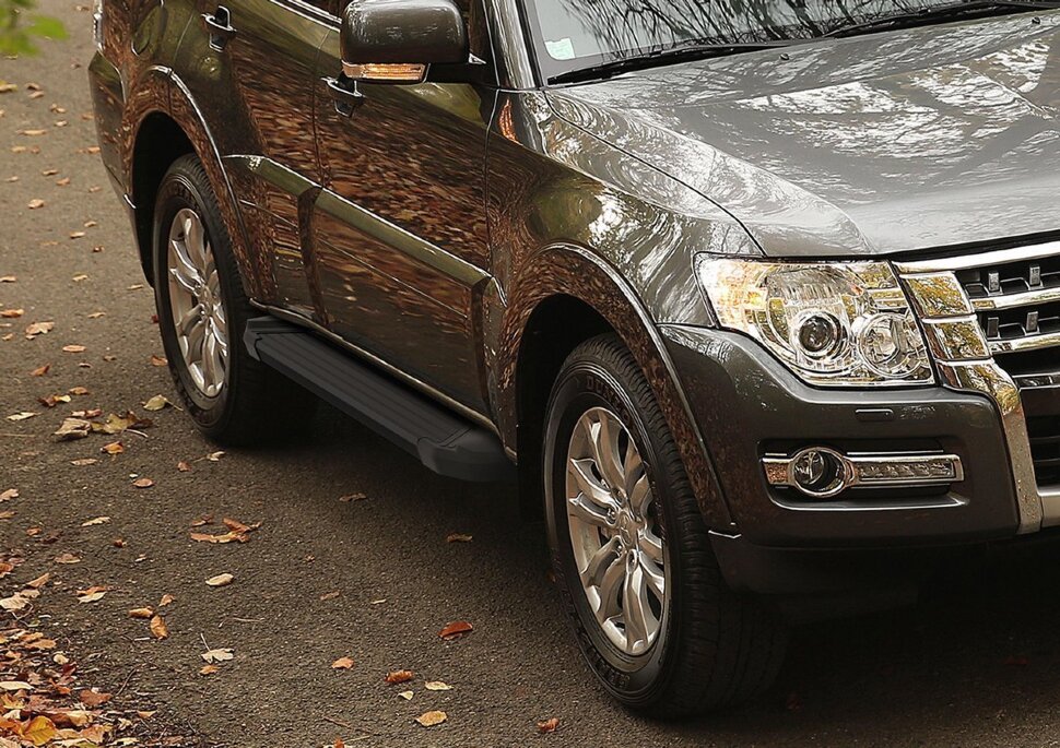 Пороги площадки (подножки) "Black" Rival для Mitsubishi Pajero IV 2006-2014 2014-н.в., 173 см, 2 шт., алюминий, F173ALB.4002.1 с доставкой по всей России